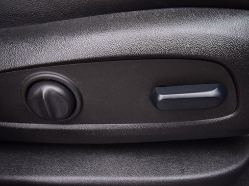 Used 2024 GMC Terrain SLT image 24