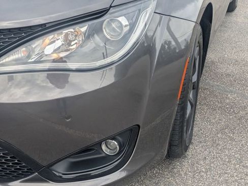 Used 2020 Chrysler Pacifica Touring-L FWD image 9