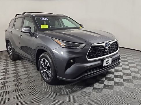 Used 2023 Toyota Highlander XLE image 2