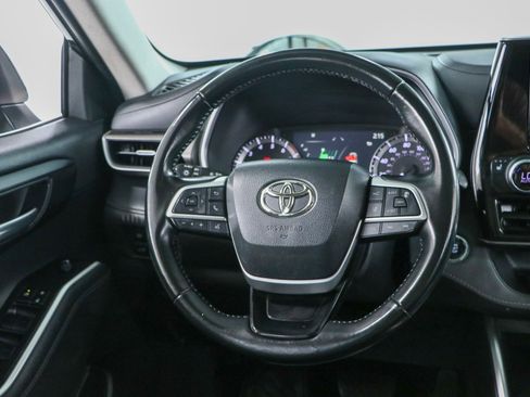 Used 2023 Toyota Highlander XLE AWD/4WD image 13