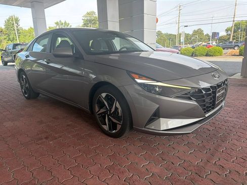 Used 2023 Hyundai Elantra SEL w/ Convenience Package FWD image 6