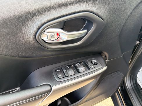 Used 2020 Jeep Cherokee Latitude w/ Cold Weather Group image 17