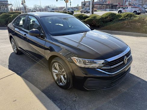 Used 2024 Volkswagen Jetta SE image 3