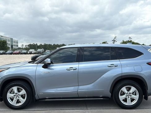 Used 2021 Toyota Highlander LE AWD/4WD image 2