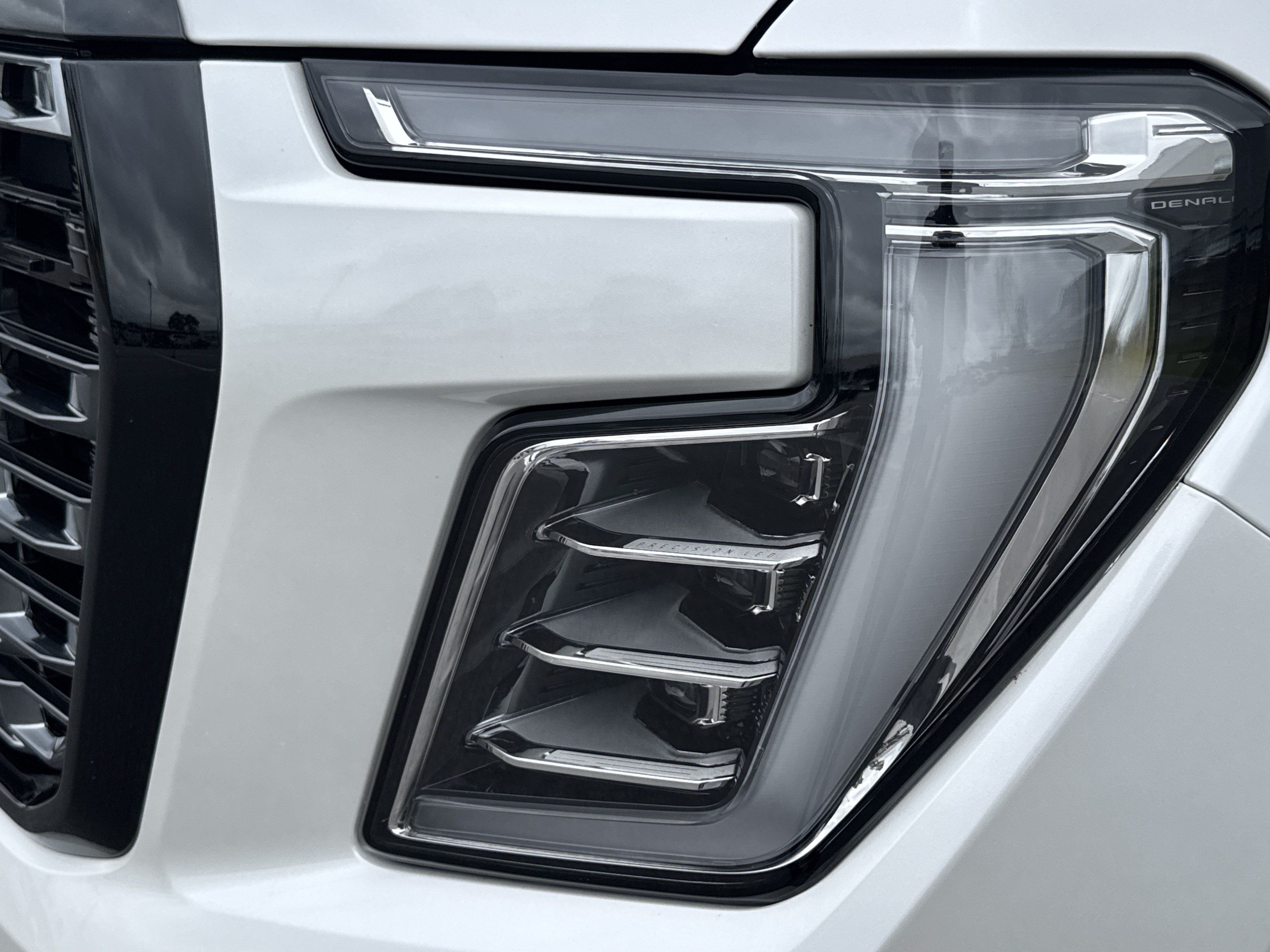 Used 2025 GMC Yukon Denali Ultimate AWD/4WD image 6