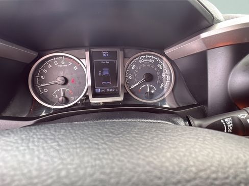 Used 2017 Toyota Tacoma SR5 w/ Tow Package AWD/4WD image 21