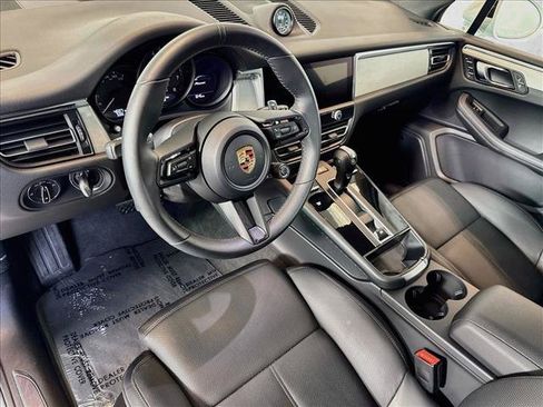 Certified 2026 Porsche Macan AWD/4WD image 4