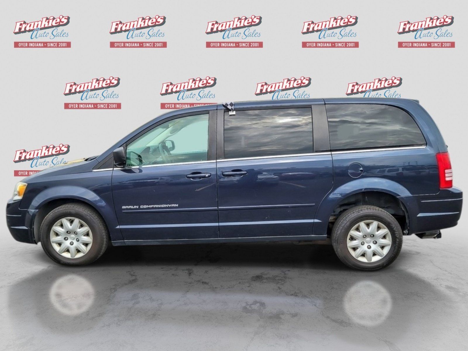 Used 2009 Chrysler Town & Country LX FWD image 2