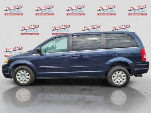 Used 2009 Chrysler Town & Country LX FWD image 2