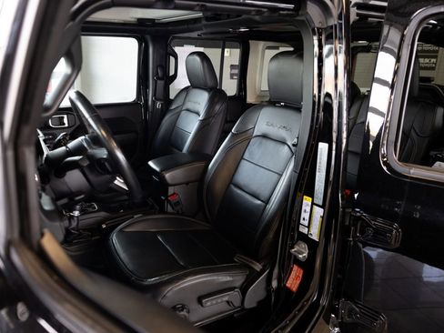 Used 2018 Jeep Wrangler Unlimited Sahara AWD/4WD image 10