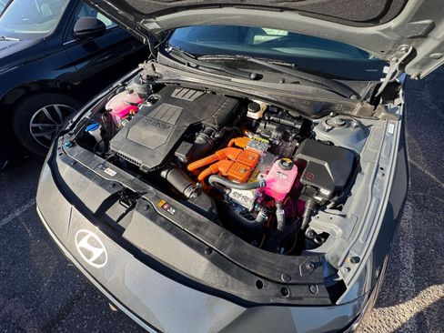 Used 2025 Hyundai Elantra Limited image 33