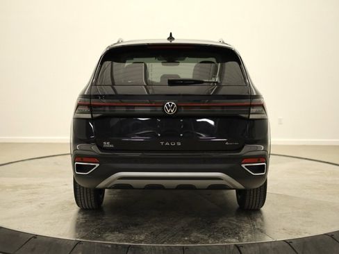 New 2026 Volkswagen Taos SE image 4