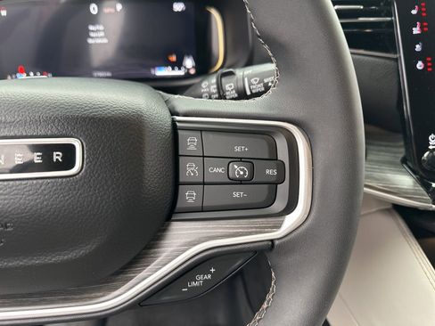 Used 2023 Jeep Wagoneer Series III w/ Preferred Equipment Group image 4