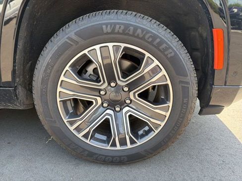 Used 2024 Jeep Wagoneer Series II w/ Flexible Seating Group image 9