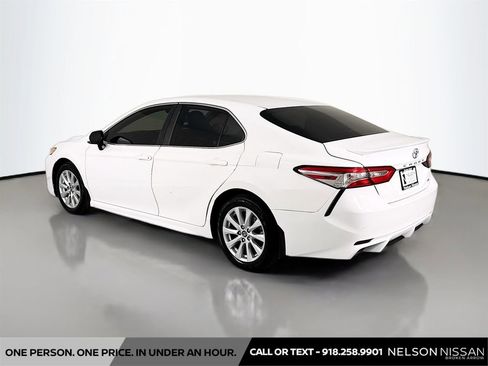Used 2020 Toyota Camry SE FWD image 7