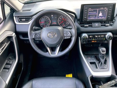 Used 2022 Toyota RAV4 XLE Premium image 6
