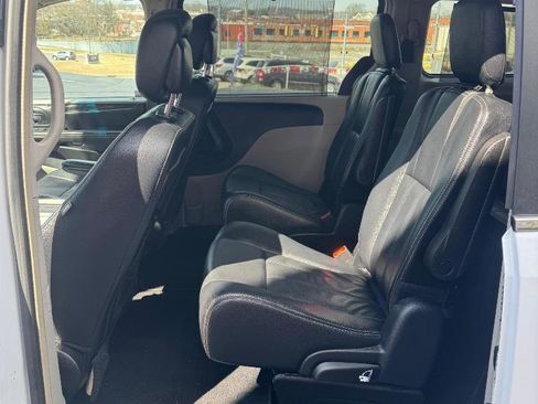 Used 2015 Chrysler Town & Country Touring image 19