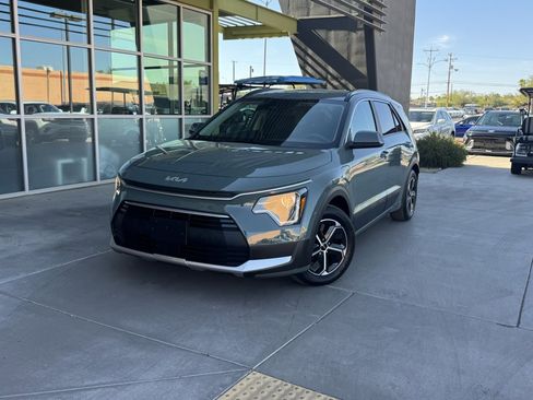 Used 2024 Kia Niro EX image 2