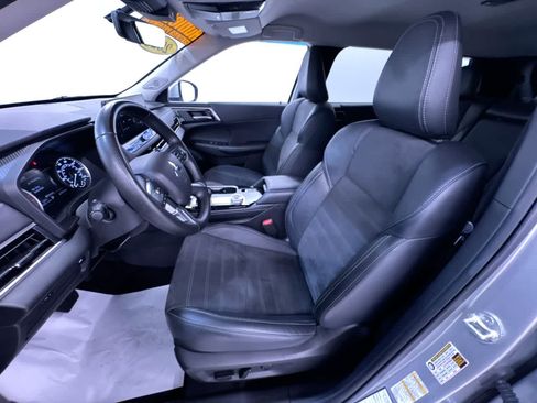 Used 2025 Mitsubishi Outlander SE FWD image 14