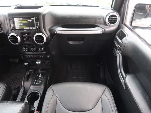 Used 2016 Jeep Wrangler Unlimited Rubicon AWD/4WD image 15