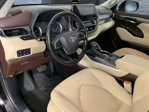 Used 2021 Toyota Highlander Limited FWD image 25