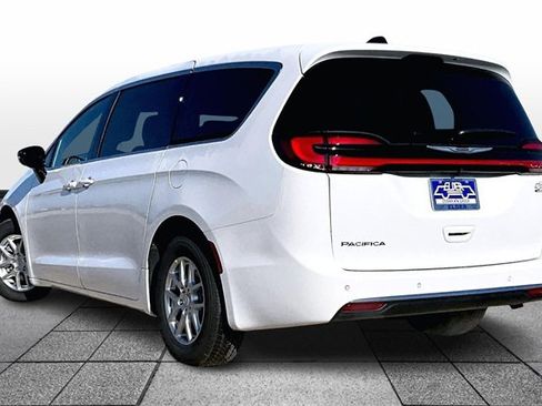 New 2026 Chrysler Pacifica Select image 3