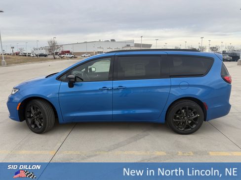 New 2026 Chrysler Pacifica Select w/ S Appearance Package image 2