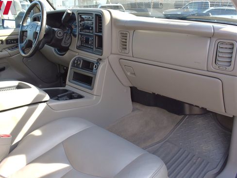 Used 2006 Chevrolet Silverado 2500 LT w/ Heavy-Duty Power Package image 11