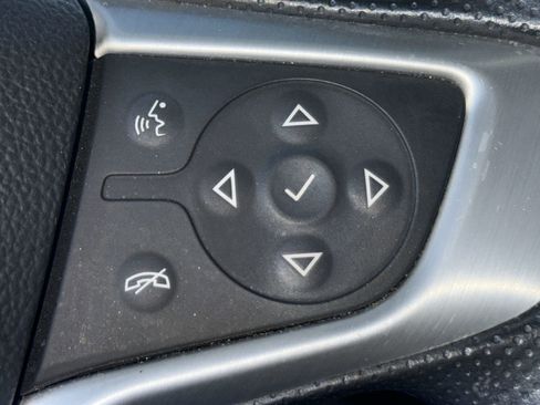 Used 2023 GMC Acadia SLE image 25