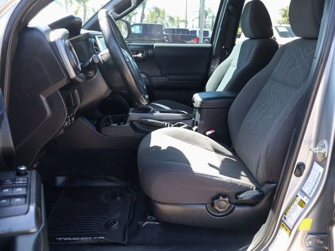 Used 2017 Toyota Tacoma TRD Off-Road RWD image 19