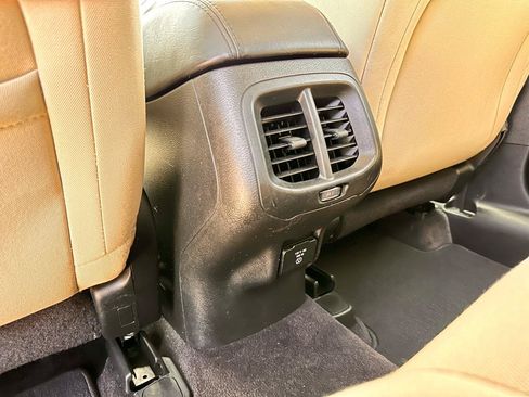 Used 2018 Jeep Cherokee Latitude w/ Mobile Office Group AWD/4WD image 32