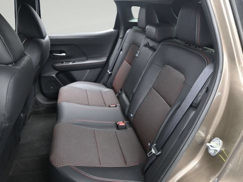 Certified 2025 Nissan Kicks SR FWD image 11