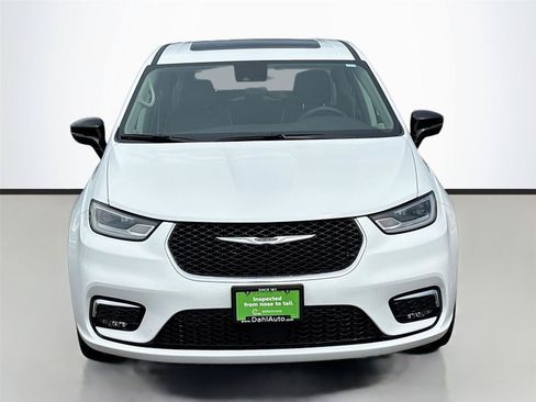 Certified 2024 Chrysler Pacifica Limited FWD image 3