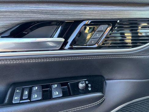 Used 2023 Jeep Wagoneer L Series II image 18