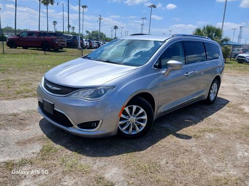 Used 2019 Chrysler Pacifica Touring-L FWD image 2