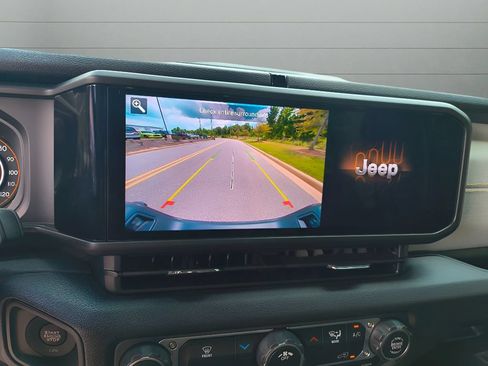 Used 2024 Jeep Gladiator Sport AWD/4WD image 17