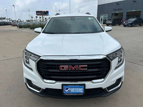 Used 2024 GMC Terrain SLE w/ Driver Convenience Package FWD image 2