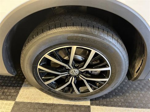 Used 2021 Volkswagen Tiguan SE image 9