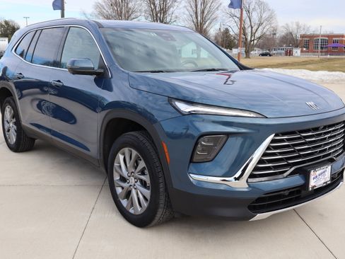 Used 2025 Buick Enclave Preferred image 3