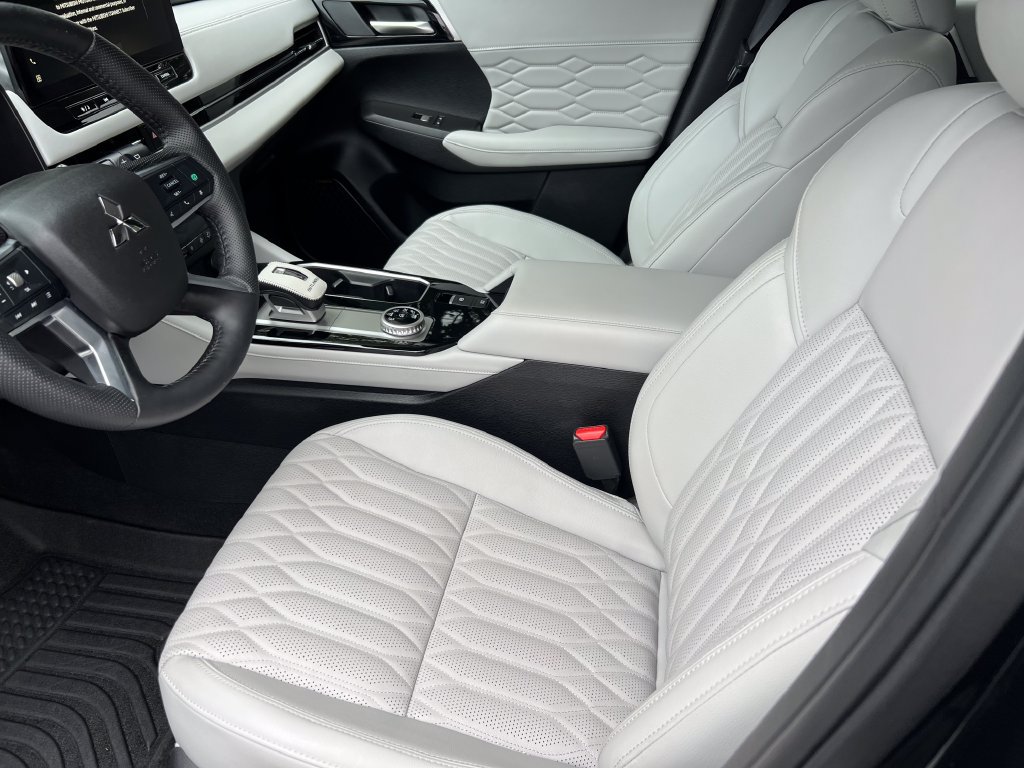 Used 2025 Mitsubishi Outlander AWD image 10