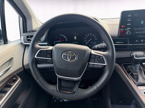 Used 2022 Toyota Sienna XLE image 12
