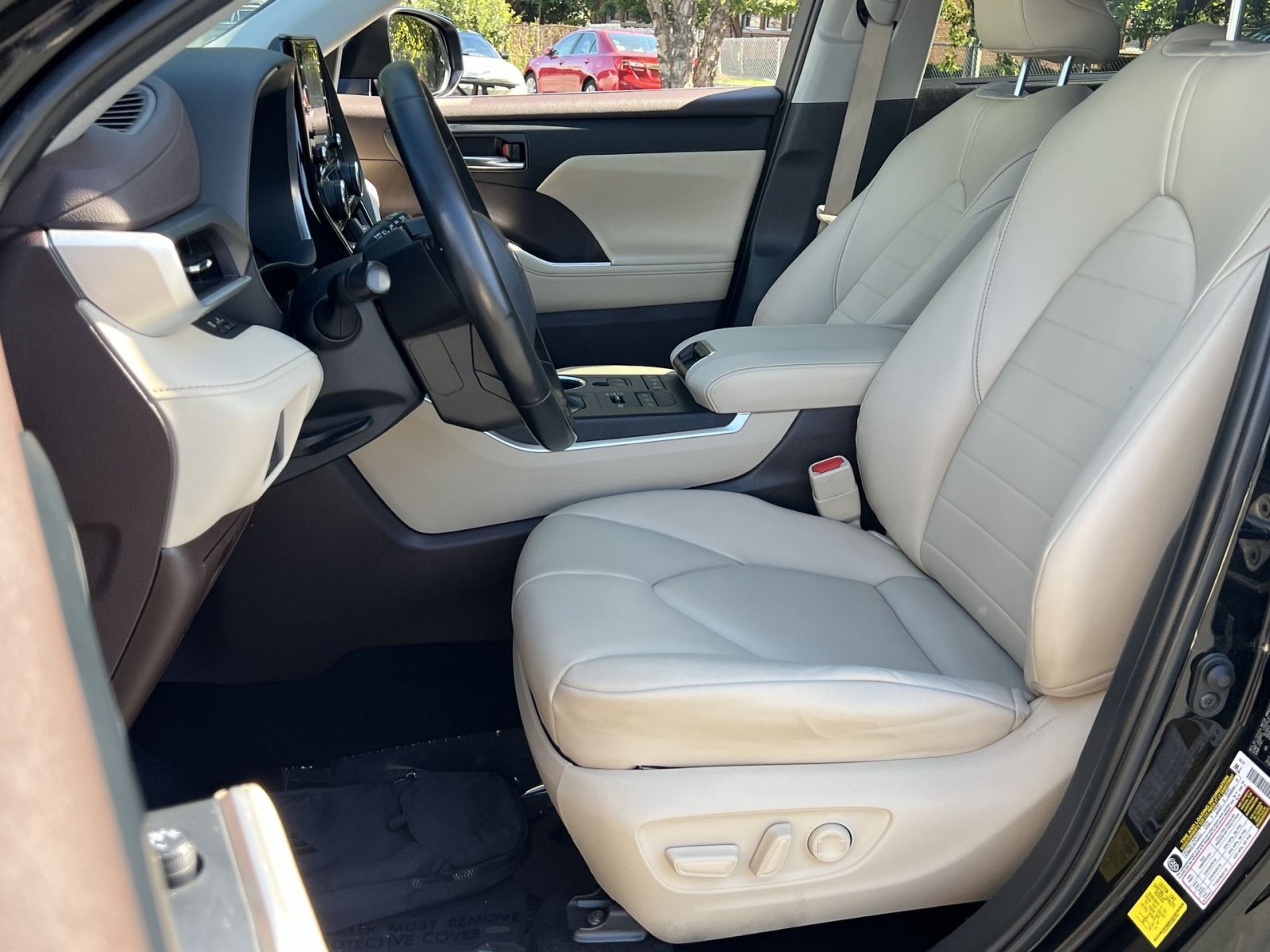 Used 2022 Toyota Highlander XLE AWD/4WD image 12