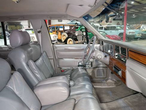 Used 1988 Lincoln Town Car Signature RWD image 40
