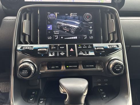 Used 2025 Lexus LX 600 4WD w/ Luxury Package image 23