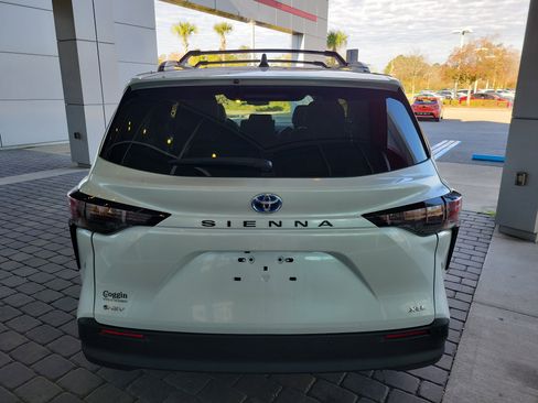 Used 2025 Toyota Sienna XLE image 5