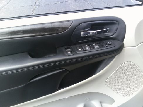 Used 2016 Dodge Grand Caravan SXT FWD image 21