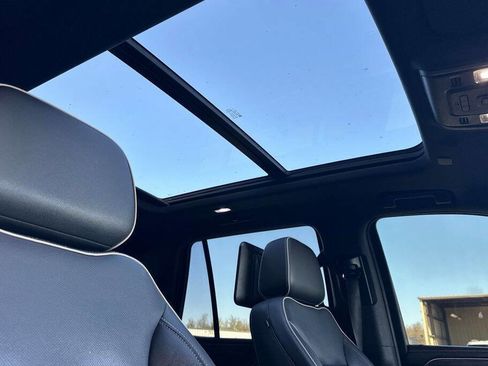 Used 2021 GMC Yukon SLT w/ SLT Premium Package image 19