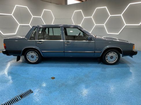 Used 1987 Volvo 760 GLE RWD image 3