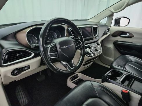 Used 2019 Chrysler Pacifica Touring-L FWD image 9