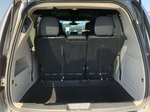 Used 2019 Dodge Grand Caravan SXT FWD image 10